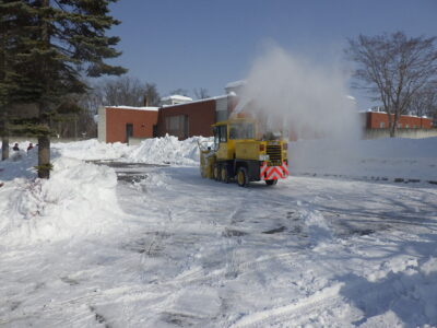 施設の駐車場を除雪しています。