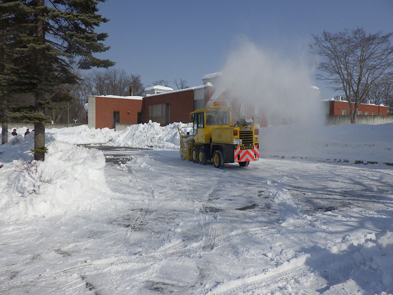 施設の駐車場を除雪しています。