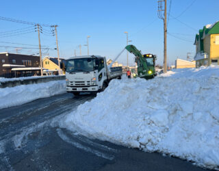 雪を排泄して、道路を広げています。
